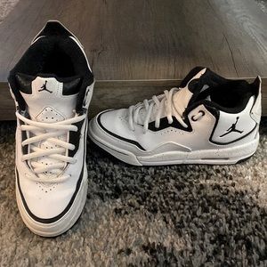 Like New, Jordan Courtside, Youth 5.5 Black/White